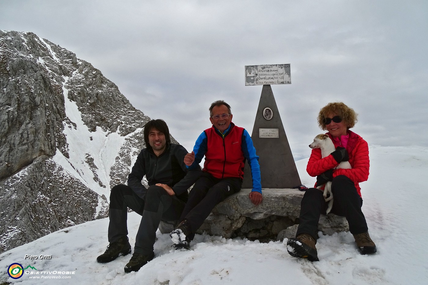 47 In vetta al Monte Visolo (2369 m) nel massiccio della Presolana.JPG -                                